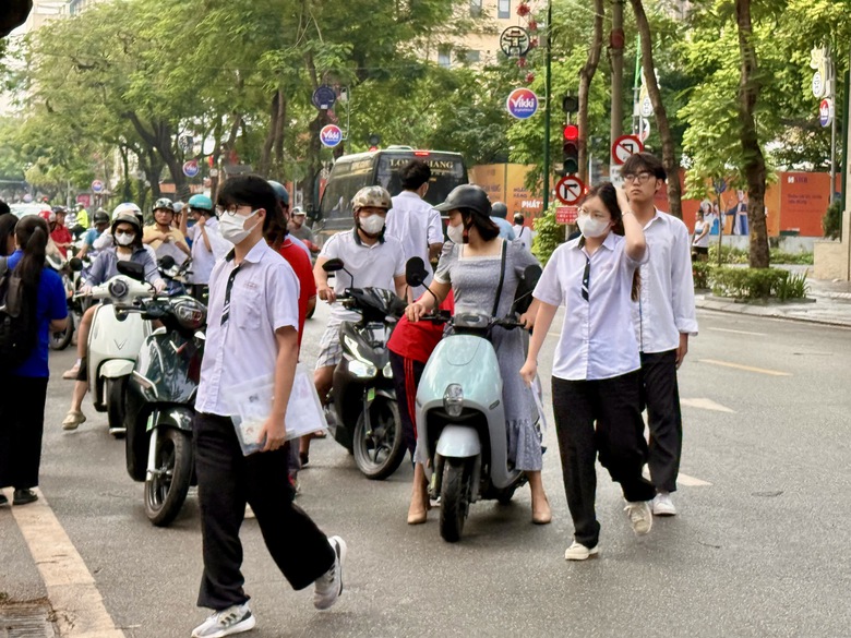 Gần 1,2 triệu th&iacute; sinh bước v&agrave;o ng&agrave;y thi cuối của kỳ thi tốt nghiệp THPT 2026 - Ảnh 1.