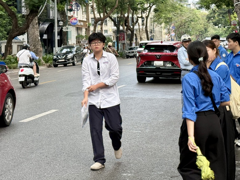 Gần 1,2 triệu th&iacute; sinh bước v&agrave;o ng&agrave;y thi cuối của kỳ thi tốt nghiệp THPT 2026 - Ảnh 3.