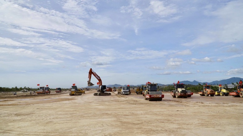 Chạy đua tiến độ tr&ecirc;n đại c&ocirc;ng trường Dự &aacute;n đường cất hạ c&aacute;nh số 2 s&acirc;n bay Ph&ugrave; C&aacute;t - Ảnh 1.