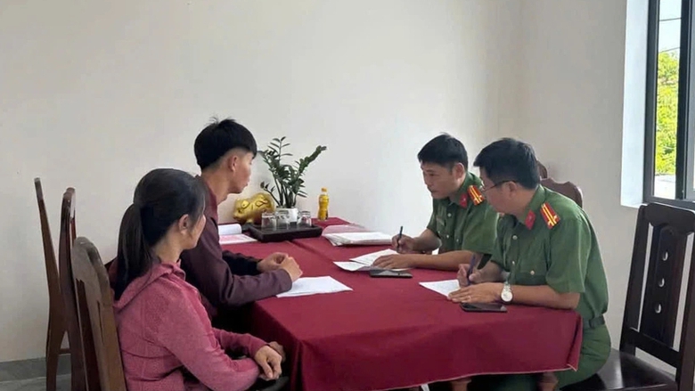 Đ&agrave; Nẵng: Bu&ocirc;ng tay, nằm tr&ecirc;n y&ecirc;n khi đi xe, nam thiếu ni&ecirc;n bị xử l&yacute; - Ảnh 2.