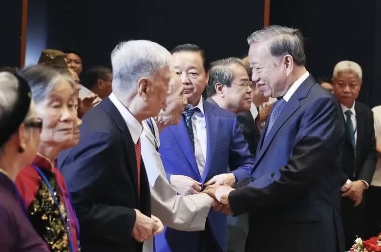 Tặng qu&agrave; cho hơn 1 , 56 triệu người c&oacute; c&ocirc;ng dịp 79 năm ng&agrave;y thương binh - liệt sĩ 2026 - Ảnh 1.