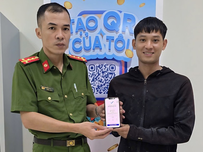 Ninh B&igrave;nh hỗ trợ người phụ nữ đột quỵ nhận lại 300 triệu đồng chuyển nhầm - Ảnh 1.
