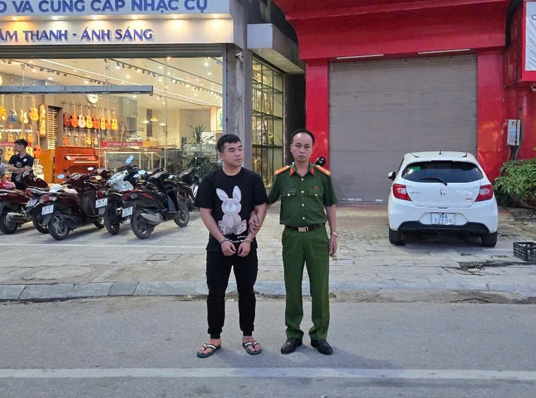 Tạm giữ t&agrave;i xế taxi đ&aacute;nh shipper giữa đường - Ảnh 2.