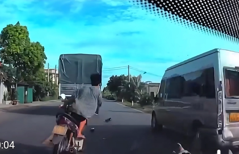 Hai thanh ni&ecirc;n tử vong sau va chạm li&ecirc;n ho&agrave;n với &ocirc; t&ocirc; kh&aacute;ch v&agrave; &ocirc; t&ocirc; con ở Hưng Y&ecirc;n - Ảnh 1.