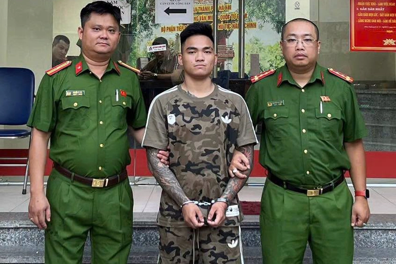 Đối tượng cầm điếu c&agrave;y đ&aacute;nh nam thanh ni&ecirc;n ở H&agrave; Nội khai g&igrave;? - Ảnh 1.