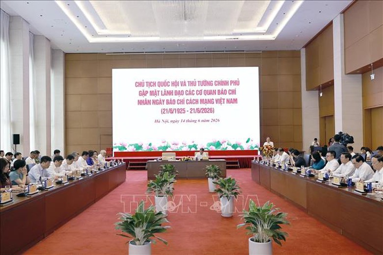 Thủ tướng Ch&iacute;nh phủ v&agrave; Chủ tịch Quốc hội gặp mặt l&atilde;nh đạo c&aacute;c cơ quan b&aacute;o ch&iacute; - Ảnh 3.