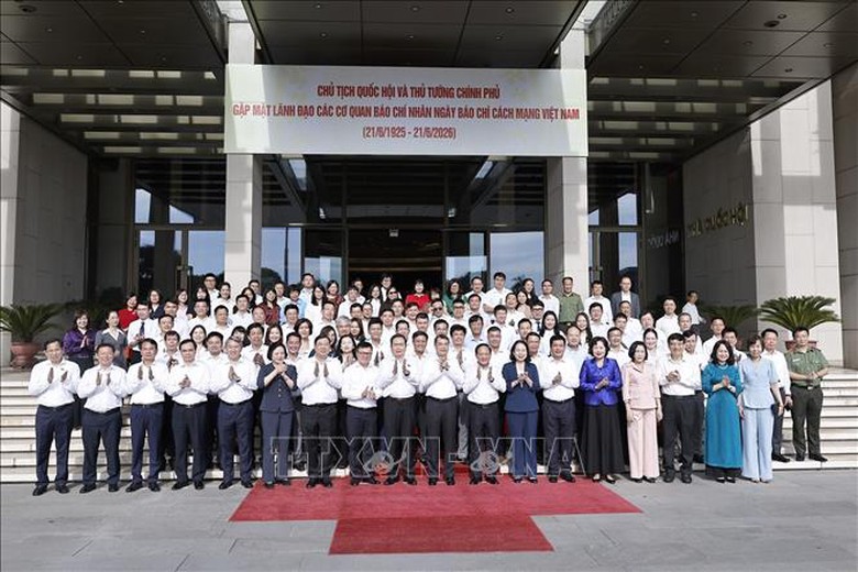 Thủ tướng Ch&iacute;nh phủ v&agrave; Chủ tịch Quốc hội gặp mặt l&atilde;nh đạo c&aacute;c cơ quan b&aacute;o ch&iacute; - Ảnh 4.