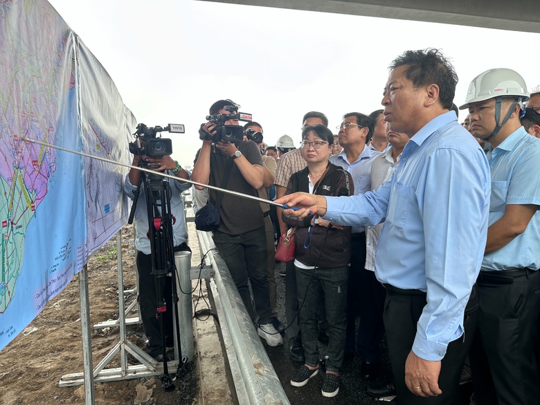 Bộ trưởng Trần Hồng Minh thúc tiến độ 2 tuyến cao tốc trục dọc, trục ngang ĐBSCL - Ảnh 2.