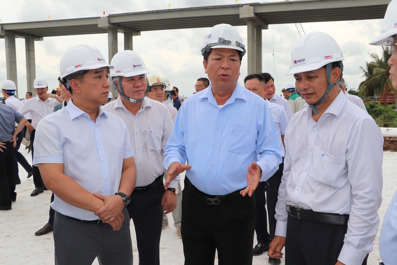 Bộ trưởng Bộ X&acirc;y dựng: Phấn đấu r&uacute;t ngắn tiến độ tối đa 6 th&aacute;ng cầu Đại Ng&atilde;i 1 - Ảnh 2.