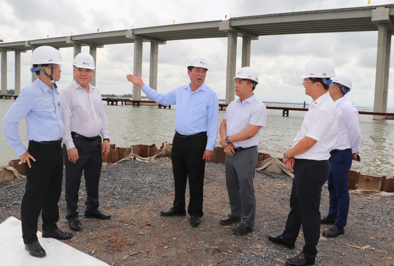 Bộ trưởng Bộ X&acirc;y dựng: Phấn đấu r&uacute;t ngắn tiến độ tối đa 6 th&aacute;ng cầu Đại Ng&atilde;i 1 - Ảnh 1.