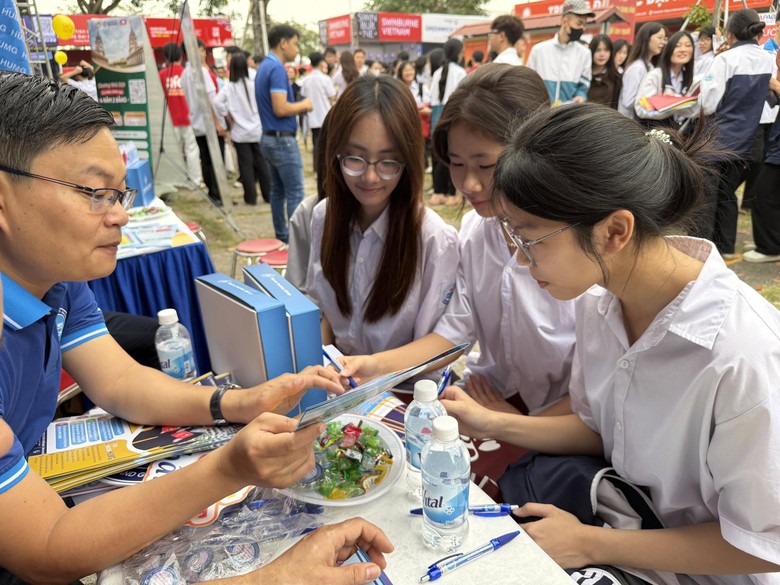 Loạt trường c&ocirc;ng bố học ph&iacute; đại học năm học 2026-2027 - Ảnh 1.