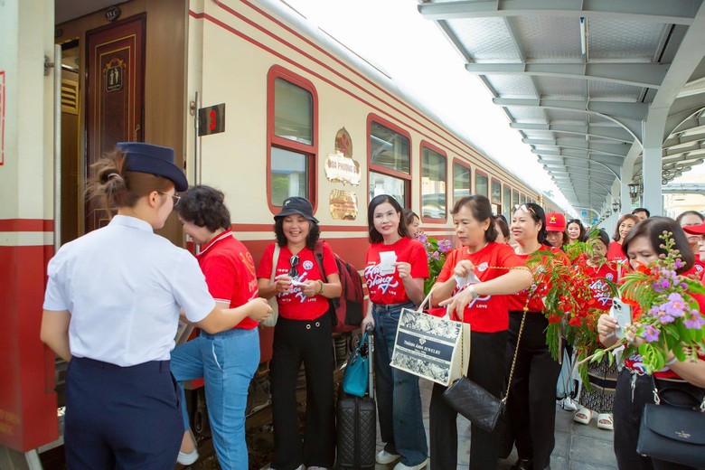 Tàu Hoa phượng đỏ giảm giá vé, hút khách trải nghiệm foodtour Hải Phòng - Ảnh 1.