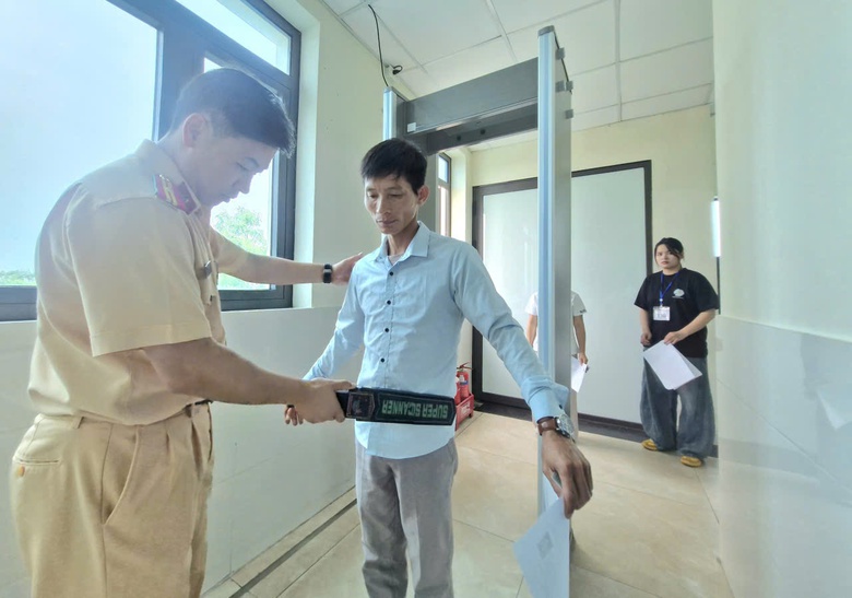Phát hiện 5 học viên sử dụng thiết bị công nghệ cao để gian lận sát hạch lái xe tại Bắc Ninh - Ảnh 2.