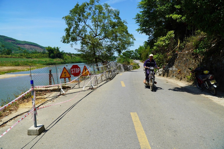 Cận cảnh c&ocirc;ng tr&igrave;nh k&egrave; chống sạt lở thi c&ocirc;ng &igrave; ạch, nguy cơ vỡ tiến độ - Ảnh 6.