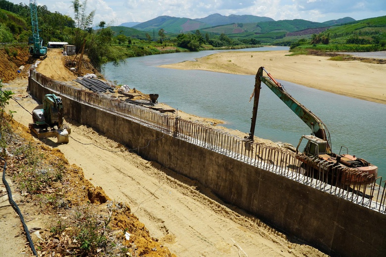 Cận cảnh c&ocirc;ng tr&igrave;nh k&egrave; chống sạt lở thi c&ocirc;ng &igrave; ạch, nguy cơ vỡ tiến độ - Ảnh 4.