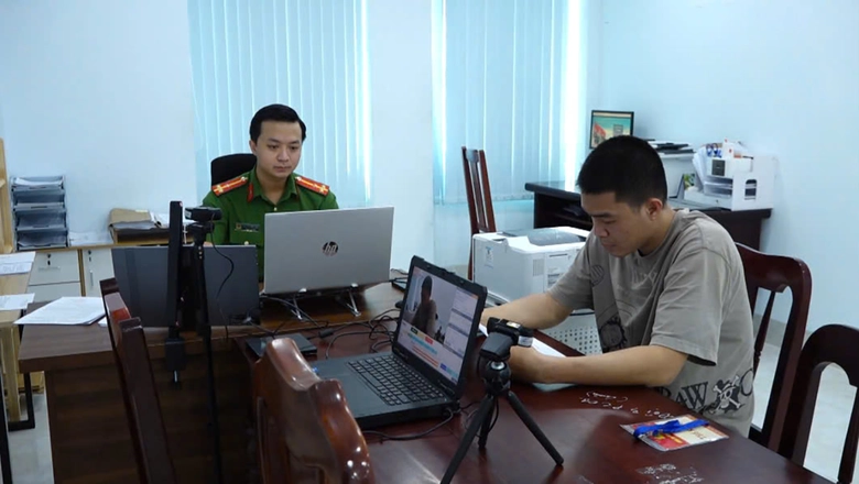 C&uacute;i lấy nước khi đang chạy xe tr&ecirc;n cao tốc, t&agrave;i xế g&acirc;y tai nạn l&agrave;m 2 người tử vong - Ảnh 1.