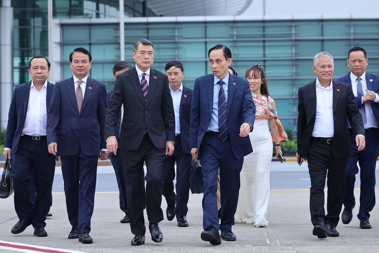 Thủ tướng L&ecirc; Minh Hưng l&ecirc;n đường dự Hội nghị Cấp cao kỷ niệm 35 năm quan hệ ASEAN - Nga - Ảnh 2.