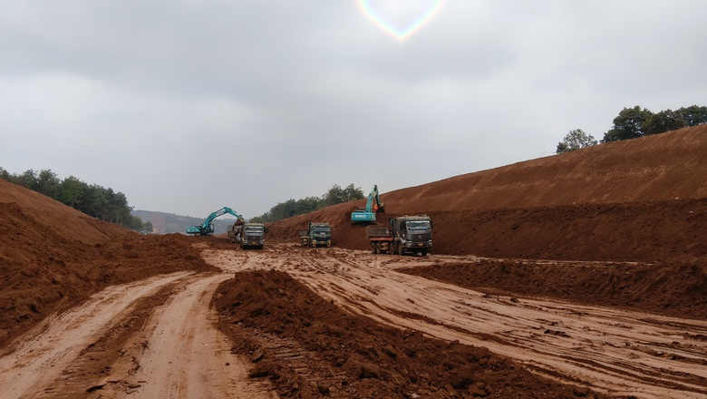 Gia Lai: giao 65 x&atilde;, phường th&iacute; điểm cấp ph&eacute;p khai th&aacute;c c&aacute;t x&acirc;y dựng, đất san lấp - Ảnh 1.