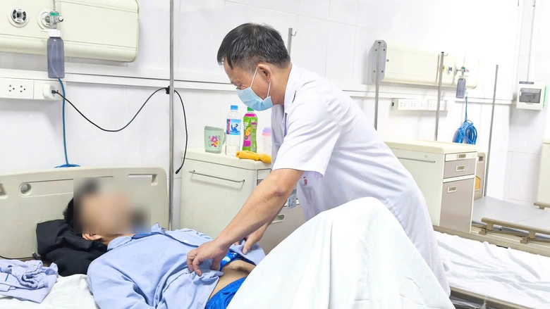 Li&ecirc;n tiếp c&aacute;c ca sốt r&eacute;t từ ch&acirc;u Phi trở về nhập viện - Ảnh 1.