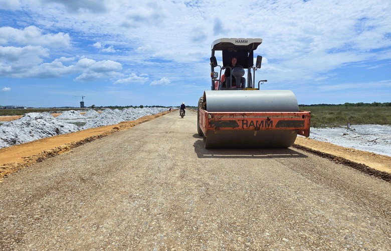 Th&aacute;o gỡ mặt bằng, đẩy nhanh thi c&ocirc;ng tuyến đường kết nối Cảng h&agrave;ng kh&ocirc;ng Quảng Trị với QL1 - Ảnh 7.
