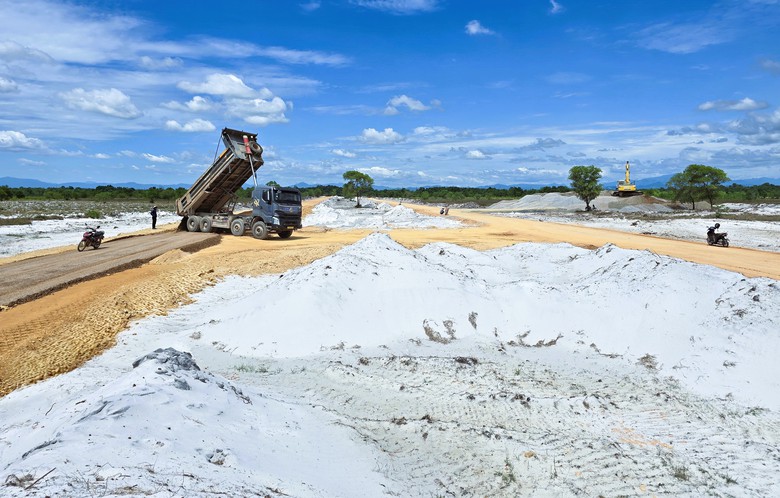 Th&aacute;o gỡ mặt bằng, đẩy nhanh thi c&ocirc;ng tuyến đường kết nối Cảng h&agrave;ng kh&ocirc;ng Quảng Trị với QL1 - Ảnh 9.