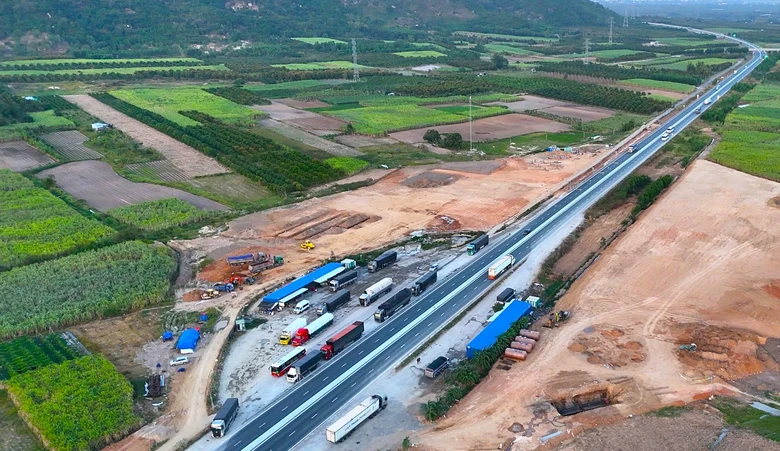 Ph&aacute;t động &ldquo;chiến dịch thần tốc&rdquo; ho&agrave;n th&agrave;nh c&ocirc;ng tr&igrave;nh dịch vụ c&ocirc;ng trạm dừng nghỉ cao tốc - Ảnh 1.