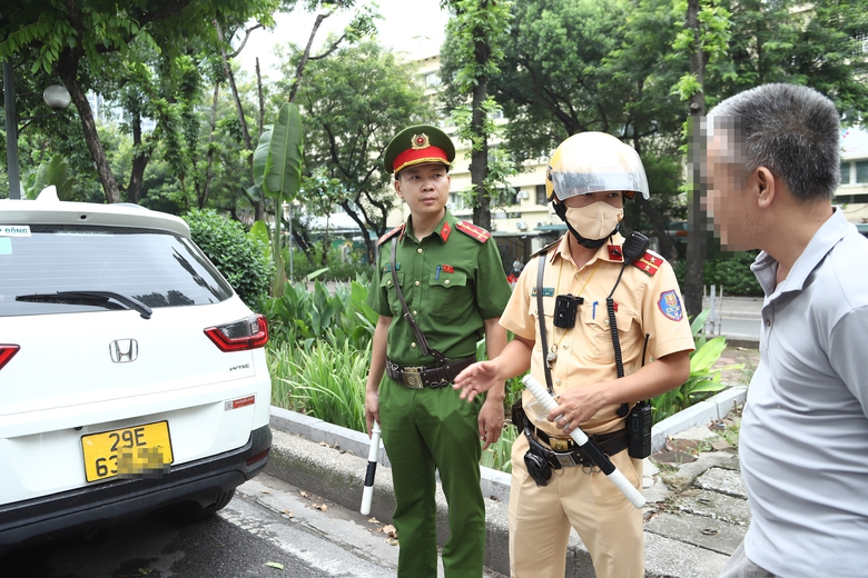 H&agrave; Nội: L&yacute; do 6.500 phương tiện dừng, đỗ sai quy định bị xử phạt chỉ trong một th&aacute;ng - Ảnh 1.