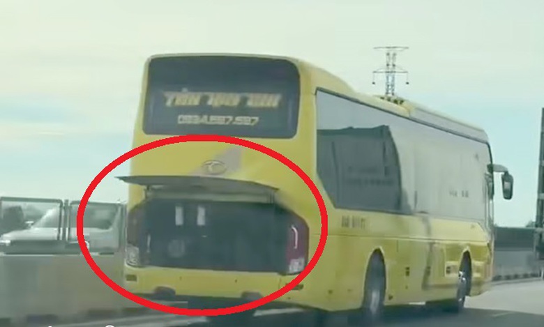 Mở nắp capo để che biển số &ocirc; t&ocirc;, t&agrave;i xế bị phạt hơn 20 triệu đồng - Ảnh 1.