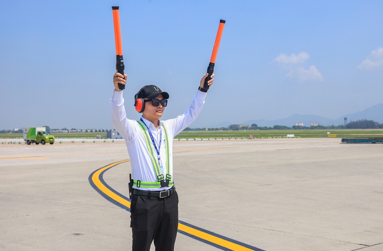 Nghề signalman trước mũi t&agrave;u bay - Ảnh 2.