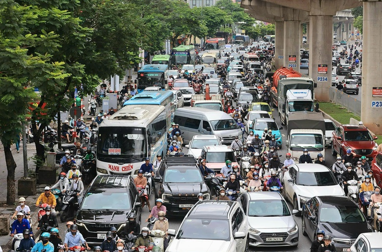 Hà Nội xử lý 39 điểm ùn tắc giao thông trong 6 tháng đầu năm - Ảnh 1.