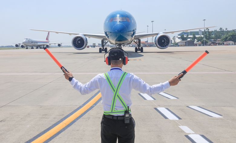 Nghề signalman trước mũi t&agrave;u bay - Ảnh 1.