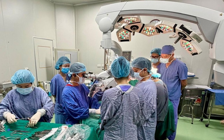 Cứu b&agrave;n tay b&eacute; trai 22 th&aacute;ng tuổi gần đứt rời do m&aacute;y dập cốc - Ảnh 1.