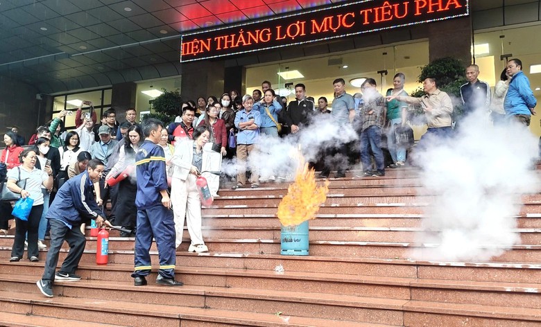 Nắng n&oacute;ng gay gắt, H&agrave; Nội siết ph&ograve;ng ch&aacute;y tại c&aacute;c khu chung cư, tập thể cũ - Ảnh 1.