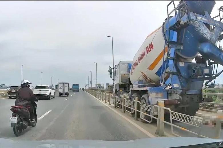Xe bồn va chạm xe m&aacute;y tr&ecirc;n đường dẫn cầu Nhật T&acirc;n l&agrave;m một người tử vong - Ảnh 1.