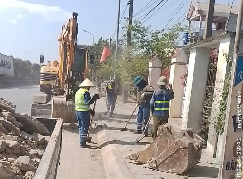 Tăng cường r&agrave; so&aacute;t t&igrave;nh trạng lấn chiếm h&agrave;nh lang đường bộ, đảm bảo an to&agrave;n giao th&ocirc;ng - Ảnh 1.