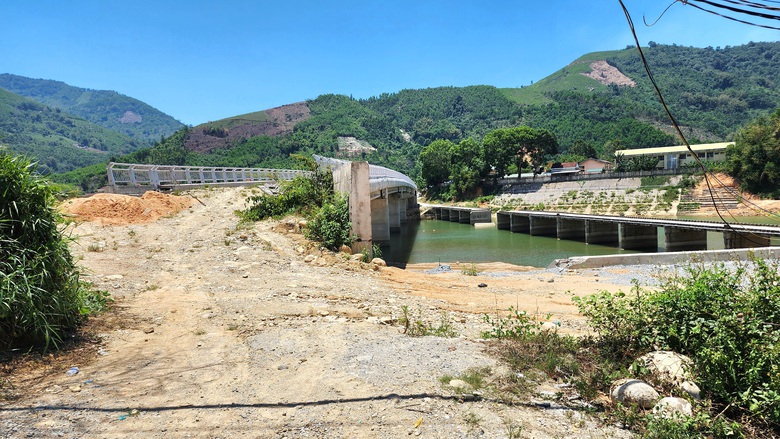 Quảng Ngãi: Vướng mặt bằng, công trình cầu vốn gần 80 tỷ thi công dang dở- Ảnh 3. Quảng Ngãi: Vướng mặt bằng, công trình cầu vốn gần 80 tỷ thi công dang dở- Ảnh 3.