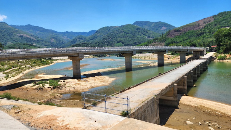 Quảng Ngãi: Vướng mặt bằng, công trình cầu vốn gần 80 tỷ thi công dang dở- Ảnh 2. Quảng Ngãi: Vướng mặt bằng, công trình cầu vốn gần 80 tỷ thi công dang dở- Ảnh 2.
