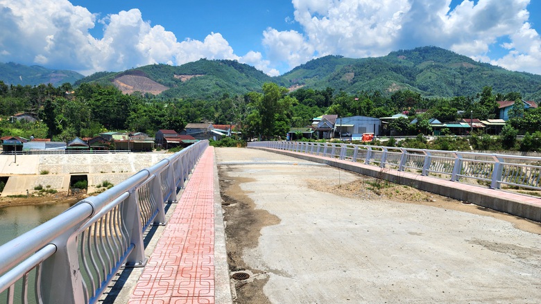 Quảng Ngãi: Vướng mặt bằng, công trình cầu vốn gần 80 tỷ thi công dang dở- Ảnh 4. Quảng Ngãi: Vướng mặt bằng, công trình cầu vốn gần 80 tỷ thi công dang dở- Ảnh 4.