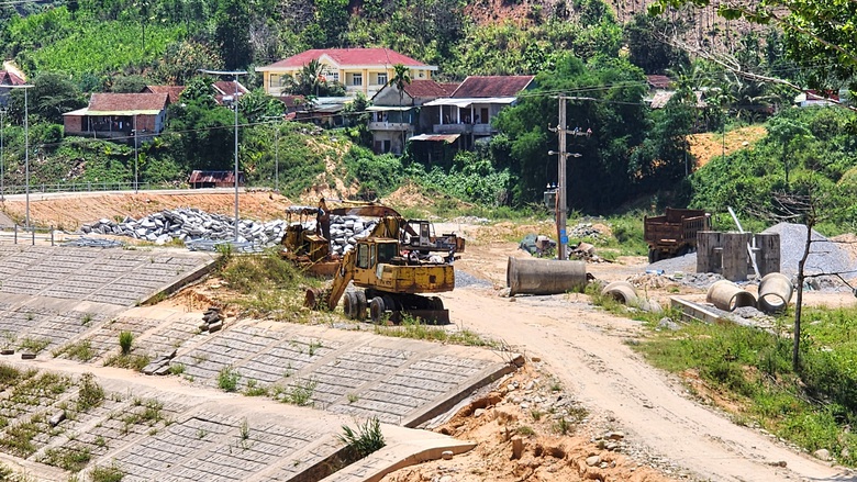Quảng Ngãi: Vướng mặt bằng, công trình cầu vốn gần 80 tỷ thi công dang dở- Ảnh 6. Quảng Ngãi: Vướng mặt bằng, công trình cầu vốn gần 80 tỷ thi công dang dở- Ảnh 6.