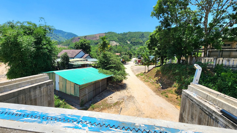 Quảng Ngãi: Vướng mặt bằng, công trình cầu vốn gần 80 tỷ thi công dang dở- Ảnh 8. Quảng Ngãi: Vướng mặt bằng, công trình cầu vốn gần 80 tỷ thi công dang dở- Ảnh 8.