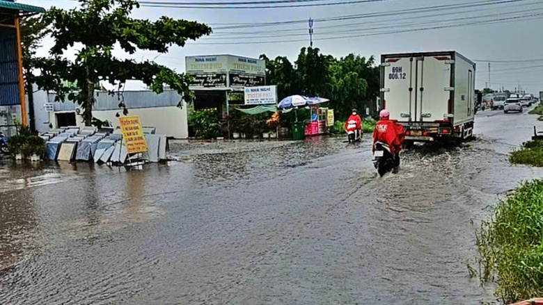 Mưa lớn g&acirc;y ngập cục bộ, &ugrave;n ứ k&eacute;o d&agrave;i tr&ecirc;n Quốc lộ 1 qua C&agrave; Mau- Ảnh 5.