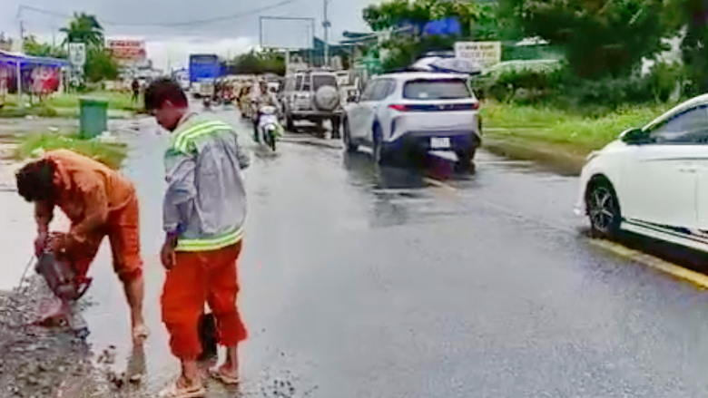 Mưa lớn g&acirc;y ngập cục bộ, &ugrave;n ứ k&eacute;o d&agrave;i tr&ecirc;n Quốc lộ 1 qua C&agrave; Mau- Ảnh 4.
