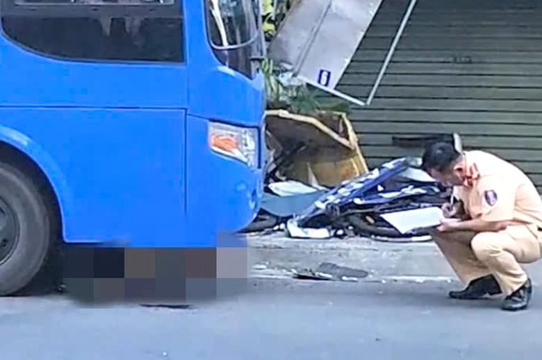 H&agrave; Nội: Điều tra vụ tai nạn li&ecirc;n quan xe bu&yacute;t v&agrave; xe m&aacute;y điện, một người tử vong- Ảnh 1.