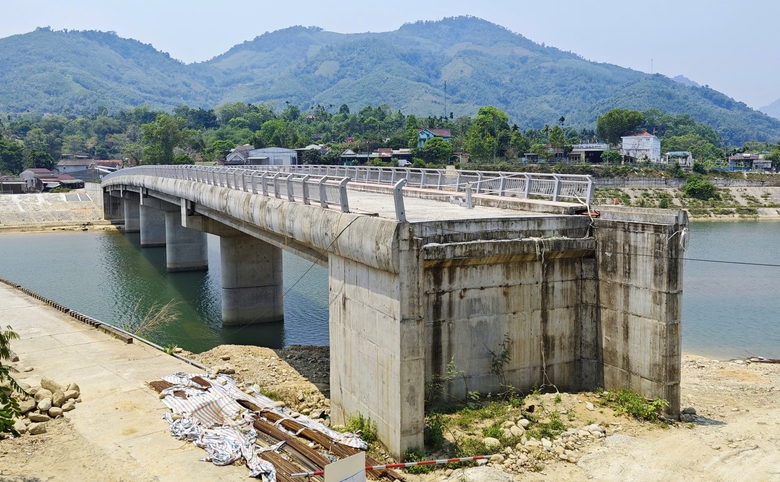 Quảng Ngãi: Vướng mặt bằng, công trình cầu vốn gần 80 tỷ thi công dang dở- Ảnh 1. Quảng Ngãi: Vướng mặt bằng, công trình cầu vốn gần 80 tỷ thi công dang dở- Ảnh 1.