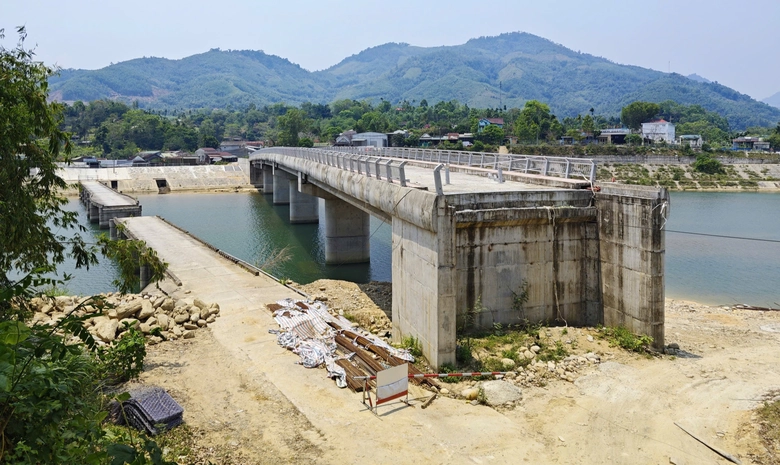 Quảng Ngãi: Vướng mặt bằng, công trình cầu vốn gần 80 tỷ thi công dang dở- Ảnh 10. Quảng Ngãi: Vướng mặt bằng, công trình cầu vốn gần 80 tỷ thi công dang dở- Ảnh 10.