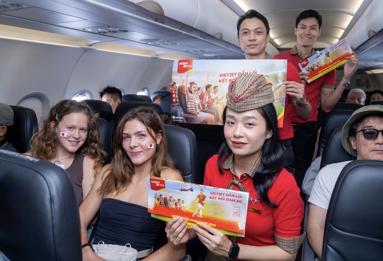 Bay c&ugrave;ng Vietjet, ho&agrave; m&igrave;nh v&agrave;o m&ugrave;a lễ hội b&oacute;ng đ&aacute; s&ocirc;i động nhất h&agrave;nh tinh - Ảnh 1.