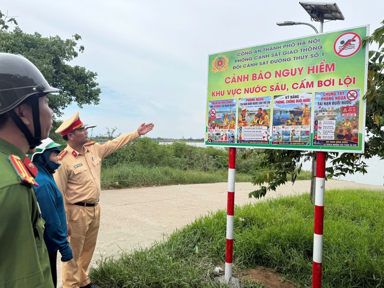 H&agrave; Nội: Cảnh s&aacute;t cắm loạt biển b&aacute;o ven s&ocirc;ng, người d&acirc;n cần lưu &yacute; g&igrave;? - Ảnh 1.