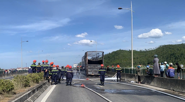 Cháy xe đầu kéo trên cầu Bến Thuỷ 2, hàng loạt xe máy bị thiêu rụi - Ảnh 2.
