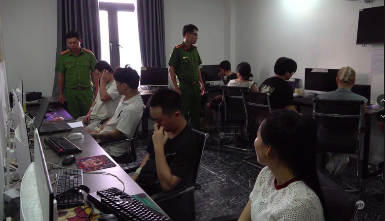 TP . HCM triệt ph&aacute; tội phạm c&ocirc;ng nghệ cao , xử l&yacute; nghi&ecirc;m chủ cơ sở lưu tr&uacute; vi phạm - Ảnh 1.