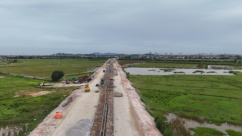 V&igrave; sao đường dẫn gần xong nhưng cầu H&agrave; Bắc 1 tại Bắc Ninh vẫn chưa x&acirc;y dựng? - Ảnh 1.
